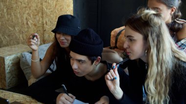 Bir grup öğrenciyle bilgisayarda öğrenim sınıfı