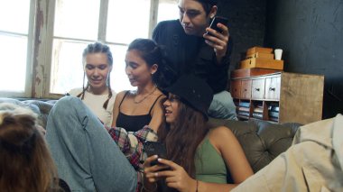 Farklı yaşlarda beş şık çocuk internet sitesine gülüyor. 