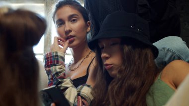 Aynı yaştaki şık çocuklar haberlerden bahseder. 