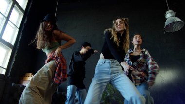 Bir grup okul çocuğu birlikte dans ediyor.