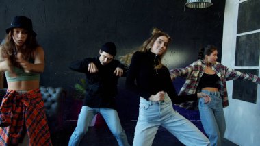 Modern dans eden melez gençler