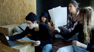 Okul arkadaşları covid karantina sırasında evde eğitim görüyorlar. 