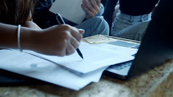 Les écoliers discutent tout en apprenant une nouvelle information sur l'enseignement à distance — Photo