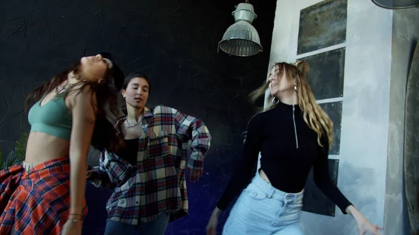 Підлітки показують хореографію хіп-хопу — стокове фото