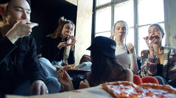 Closeup video of modern hipsters eating pizza in a dance studio — Stock Photo, Image