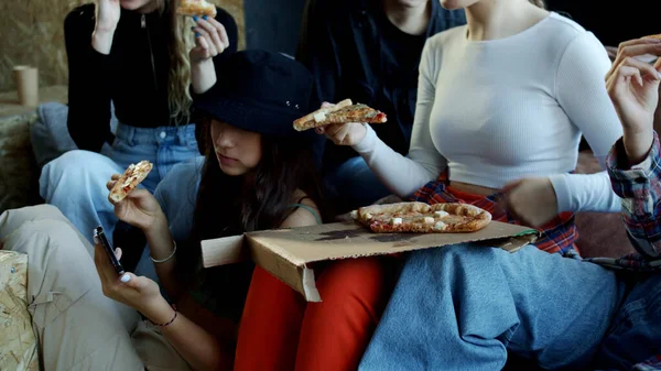 Os jovens se divertem e comem pizza durante uma pausa — Fotografia de Stock