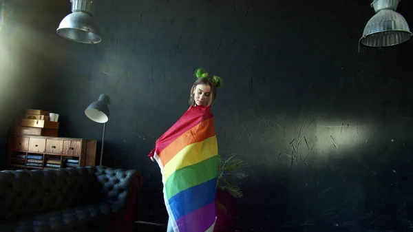 Branco lésbicas menina é acenando LGBT arco-íris bandeira — Fotografia de Stock