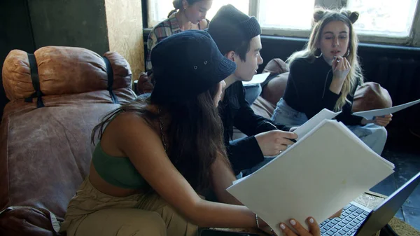 Stylový školní přátelé studující matematiku během on-line lekce doma — Stock fotografie