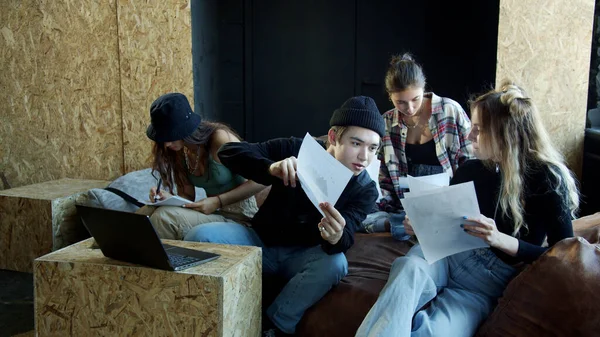 Öğrenciler online ders sırasında birbirlerine danışıyorlar.