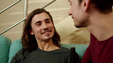 Çekici erkekler birlikte konuşup iyi vakit geçiriyorlar.