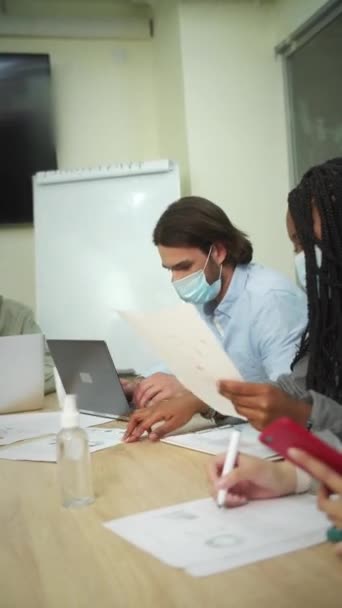 Молоді колеги працюють разом в офісі — стокове відео