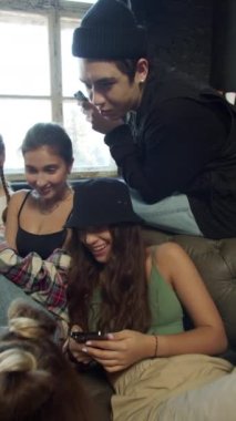 Farklı yaşlarda beş şık çocuk internet sitesine gülüyor. 