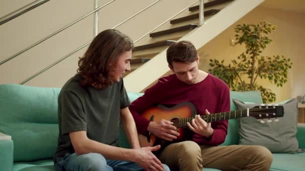 A barátok gitároznak és énekelnek. — Stock videók