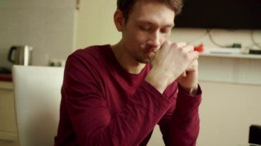 İki adam konuşuyor ve birbirlerine bakıyorlar.