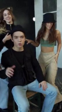 Genç ve güzel kızlar etrafında dans ederken adam sandalyede oturuyor.