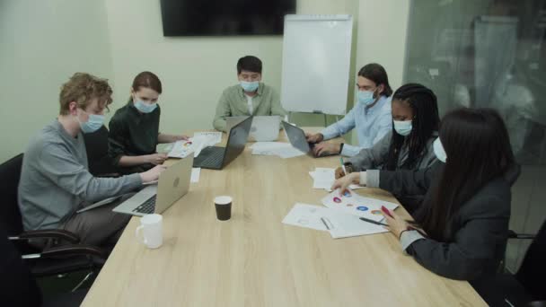 Collega 's zijn druk bezig met samenwerken. — Stockvideo