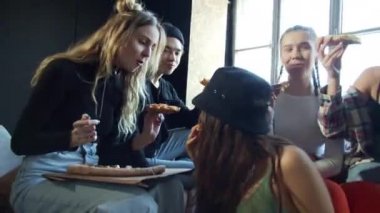 Genç dansçılar dans dersinden sonra pepperonili pizza için kavga edecekler. 