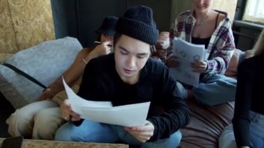 Evde çevrimiçi ders sırasında ev ödevi okuyan oldukça şık okul çocukları.