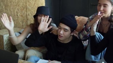 Bir okul çocukları grubu evde mutlu bir beşlik çakıyor.