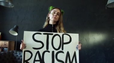 Beyaz aktivist kız ırkçılığı durdurma işaretiyle protesto ediyor 