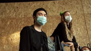 COVID-19 salgını sırasında mavi maske takan gençler