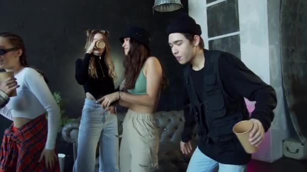 Skupina školáků ráda, že je na párty v novém tanečním studiu — Stock video