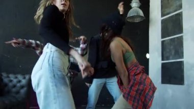 Çeşitli gençler hip hop dansı yapıyor. 