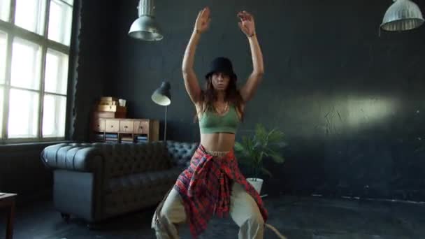 Una ballerina energica mostra movimenti in un grande studio — Video Stock
