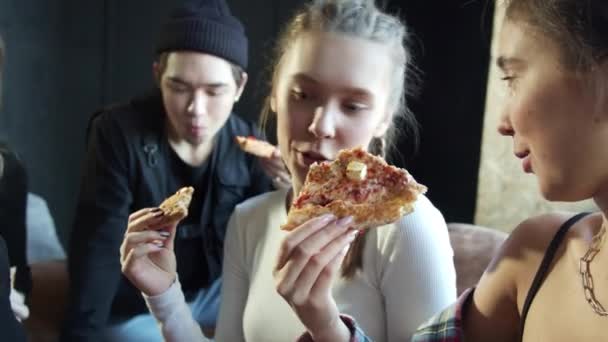 Jonge hipsters die pizza eten in een dansstudio — Stockvideo