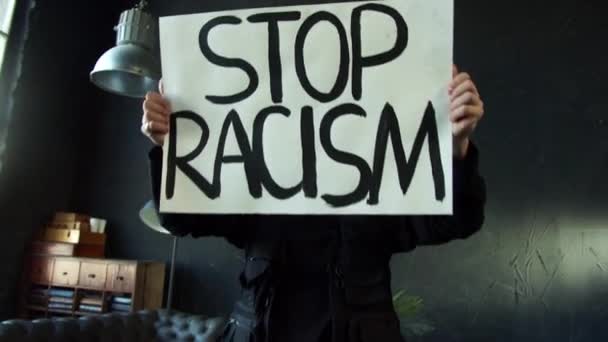 Stop rasizmowi azjatycki aktywista chłopiec protestujący przeciwko rasizmowi — Wideo stockowe