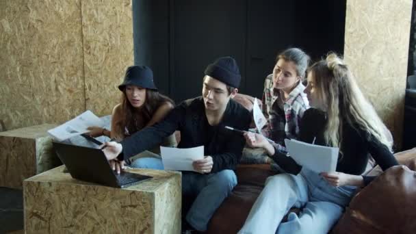 Schüler lösen gemeinsam ein Problem während einer Online-Schulstunde — Stockvideo