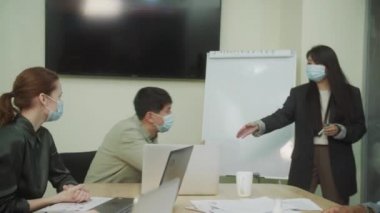 İş arkadaşları toplantı sırasında el ele tutuşuyorlar.