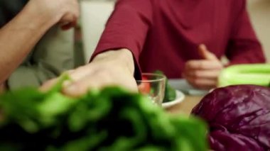 İki sevimli arkadaş yeşil salata yapraklarını seçiyor. 