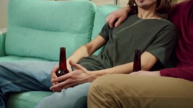 Sevimli bir çift konuşuyor ve sarılıyor. 