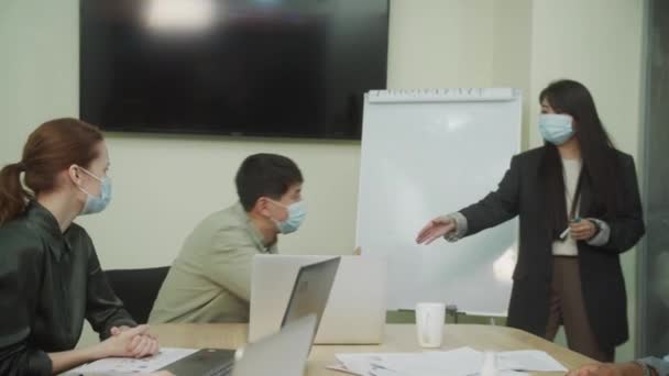 Kollegerna delar händer under mötet — Stockvideo