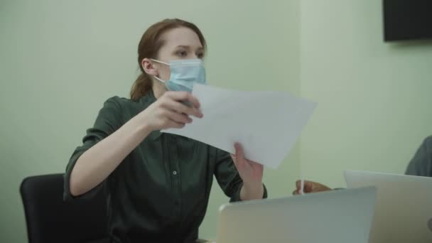 Een jongedame werkt en geeft de papieren door. — Stockvideo
