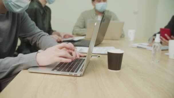 Een jonge zakenman toont zijn werk aan collega 's — Stockvideo