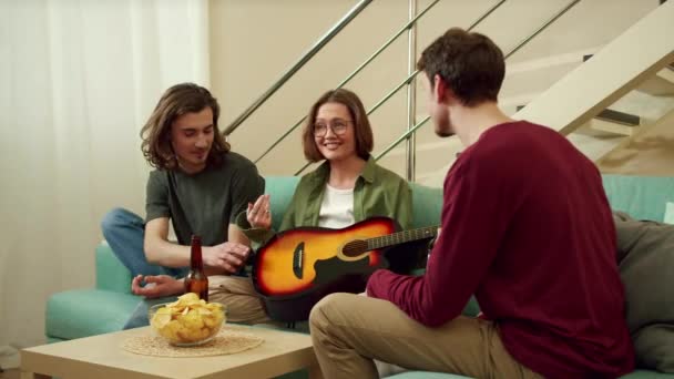 Přátelé hrají na kytaru a baví se spolu — Stock video