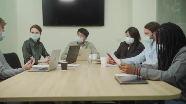 Colleagues are sitting together in the office room and resting — Stock Video