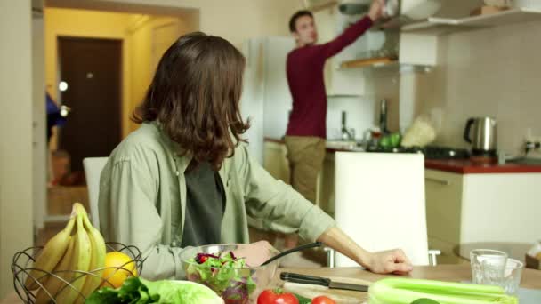 Dos hombres se preparan para el almuerzo — Vídeo de stock