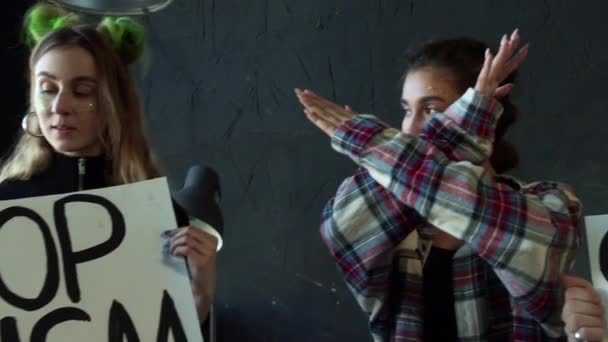 Grupa nastolatków pokazuje swój protest — Wideo stockowe