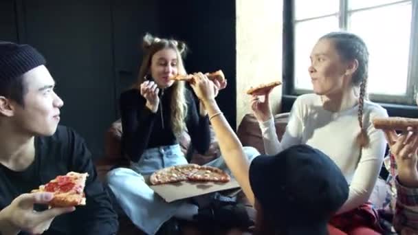 Grupa różnorodnych uczniów je pizzę i śmieje się — Wideo stockowe