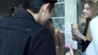 Küçük bir grup kağıt bardaklarla dans ediyor. 