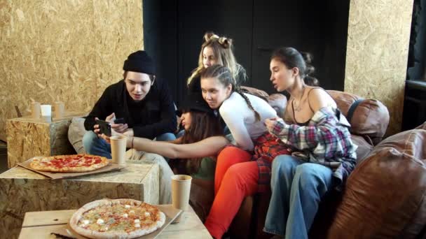 Um grupo de jovens não tem pressa de comer pizza e tirar selfies — Vídeo de Stock