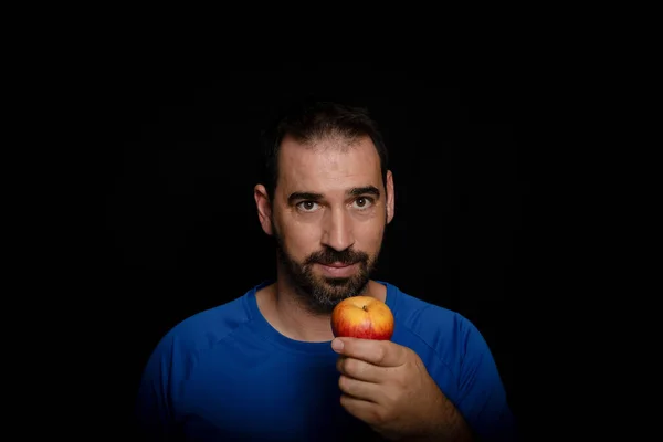 Bearded Man Klädd Blå Shirt Och Hålla Ett Äpple Poserar — Stockfoto