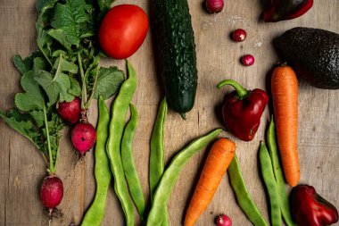 Eski ahşap arka planda taze sebzeler. Sağlıklı konsept