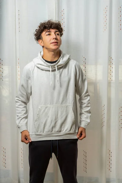 Atractivo Joven Con Pelo Rizado Con Sudadera Blanca Posando Sobre — Foto de Stock