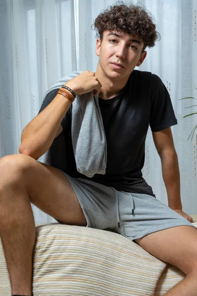 Jovem Atraente Com Cabelo Encaracolado Vestindo Shirt Preta Posando Fundo — Fotografia de Stock