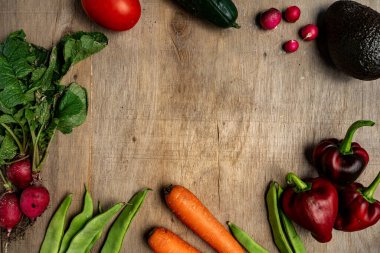 Eski ahşap arka planda taze sebzeler. Sağlıklı konsept