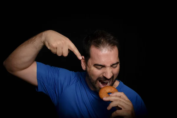 留着胡子的男人 身穿蓝色T恤 头戴黑色背景的苹果 健康饮食概念 — 图库照片